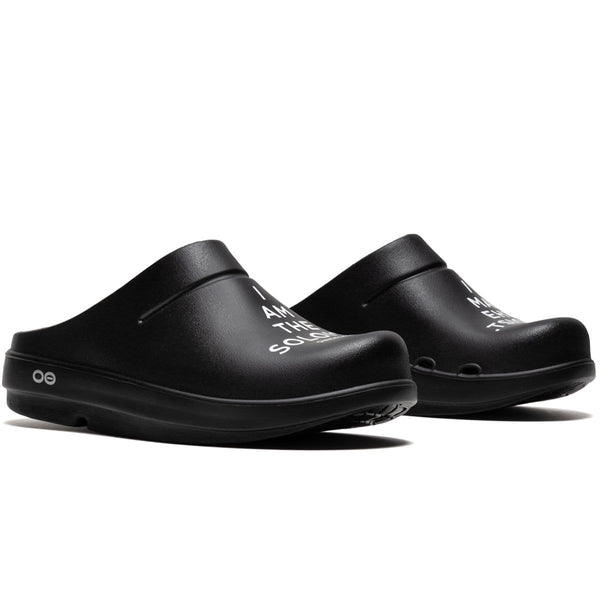 x OOFOS SIGNATURE CLOGS Black x White – Bodega